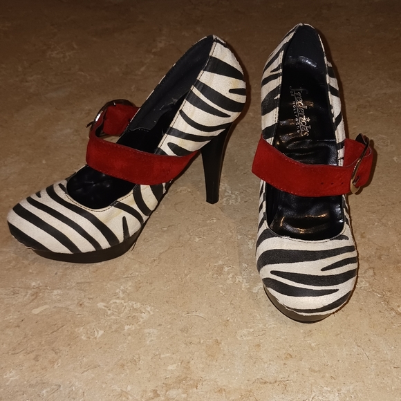 🦓 Cute Zebra Print Mary Jane Heels With Red Buckle 🦓 - Picture 2 of 14